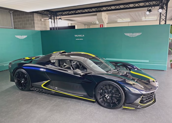 Aston-Martin-Valhalla-Track-Day (5) Aston-Martin-Valhalla-Track-Day (5)